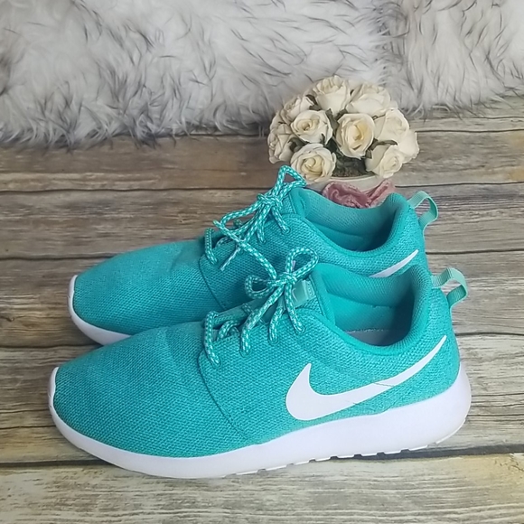 Nike Shoes - Nike Roche Runs Size 8